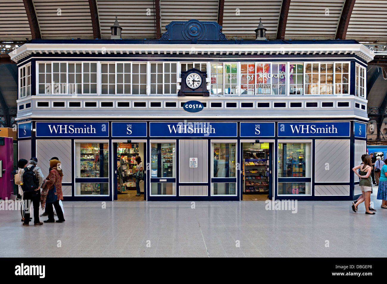 Sortie de WH Smith dans le grand hall de la gare de York, York, England, UK Banque D'Images