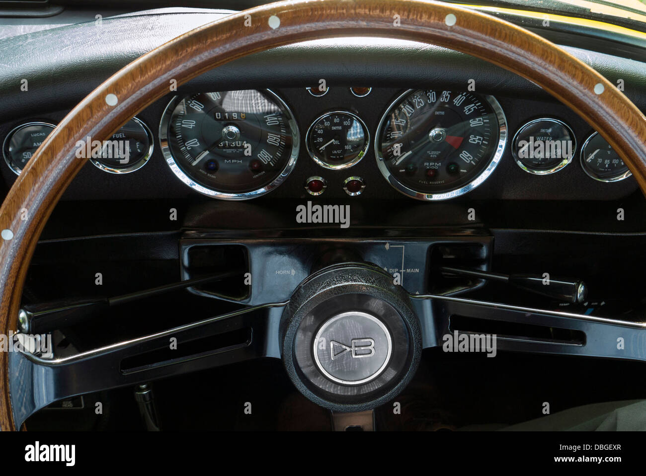 1970 Aston Martin DBS planche de bord et le volant Banque D'Images
