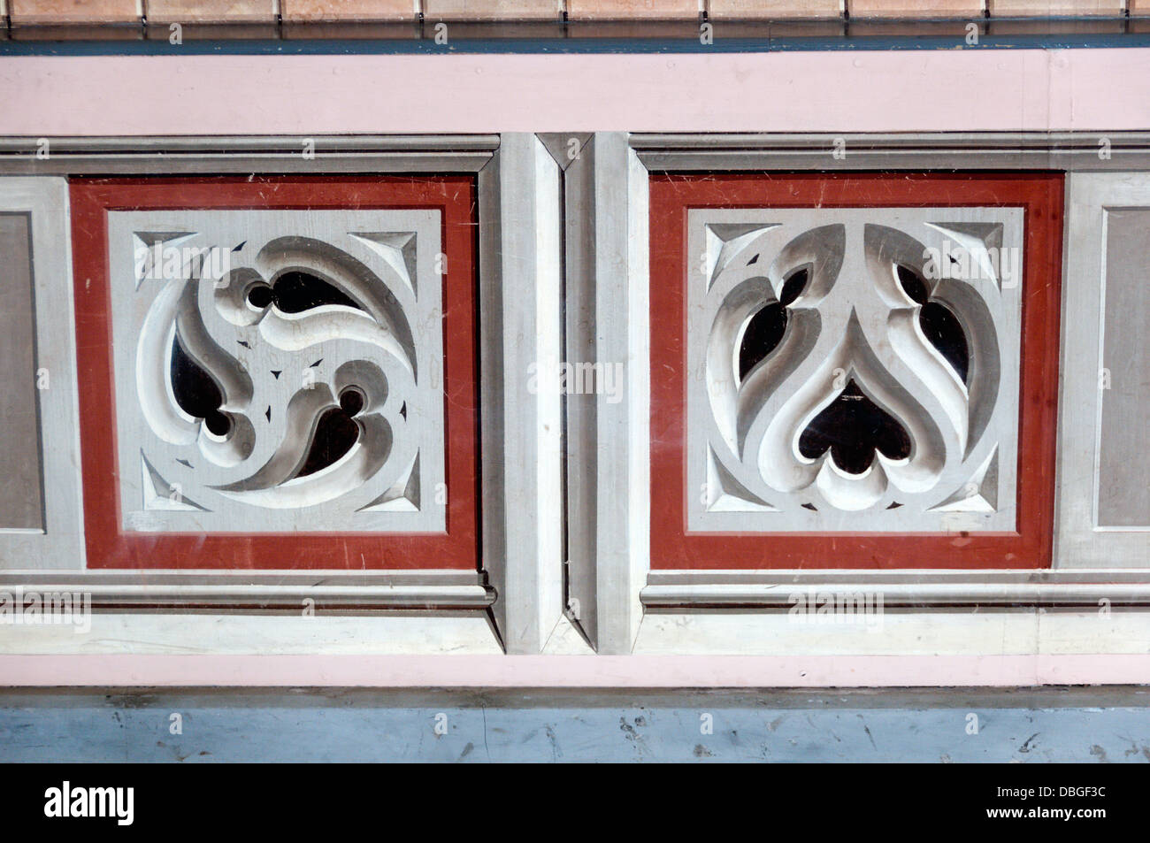 Peint l'intérieur de la chapelle de l'agneau sur Holm construite à partir de deux huttes Nissen par prisonniers de guerre italien dans les années 40. Banque D'Images