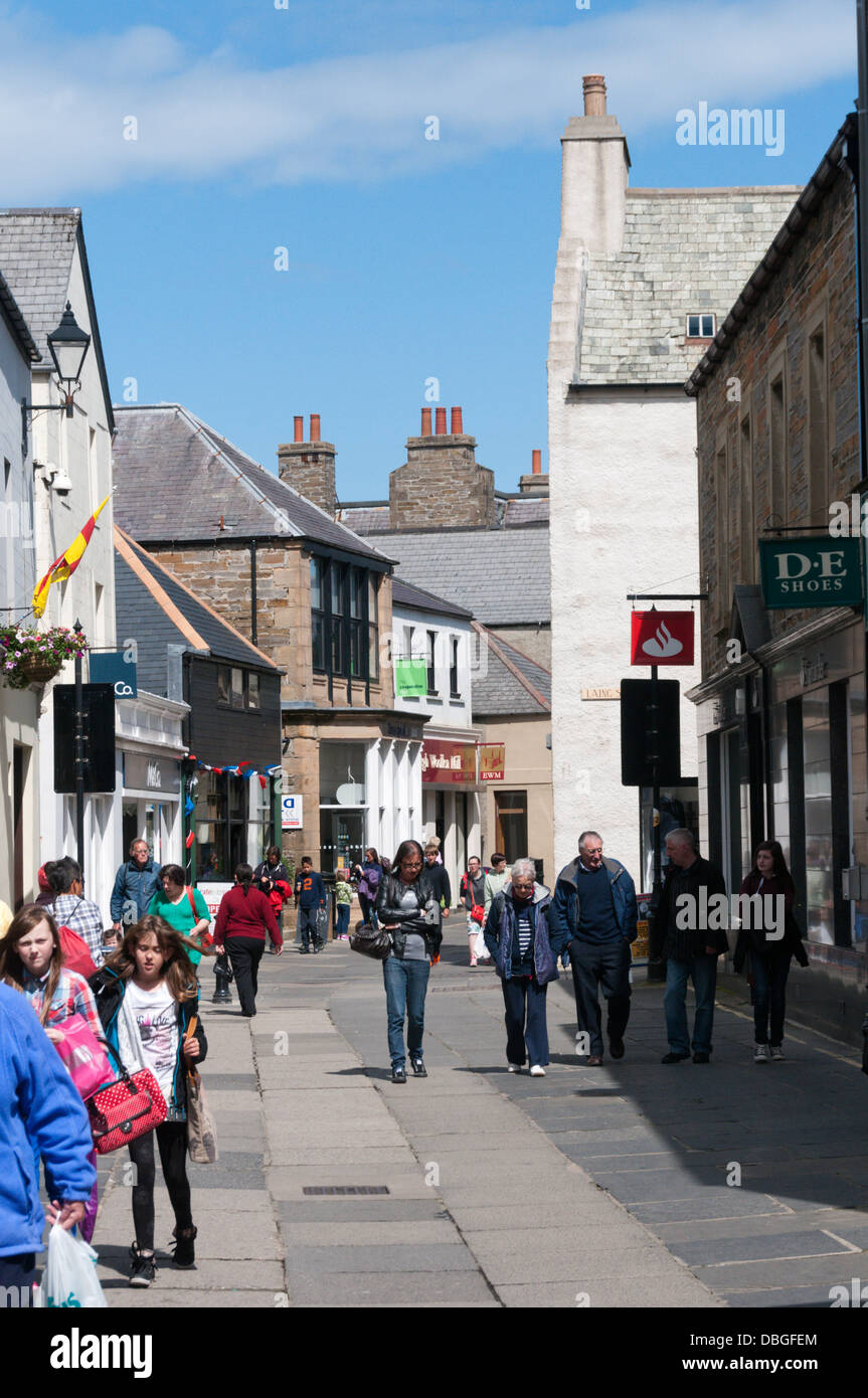 Albert Street, la principale rue commerçante de Kirkwall, Orkney, continentale. Banque D'Images