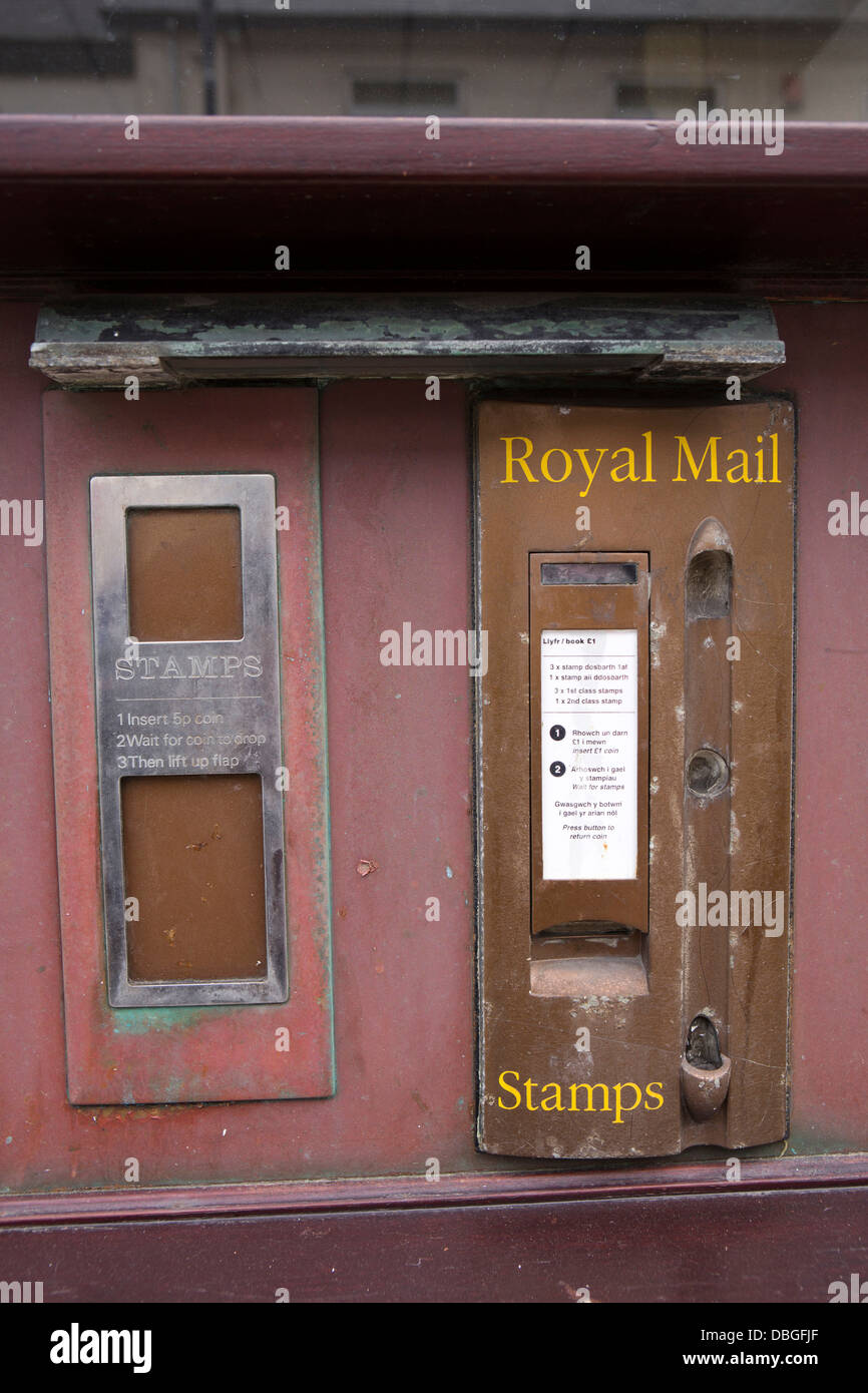 Royaume-uni, Pays de Galles, Aberystwyth, Ceredigion, Grande Rue Darkgate, bureau de poste vieux appareils distributeurs de timbres Banque D'Images