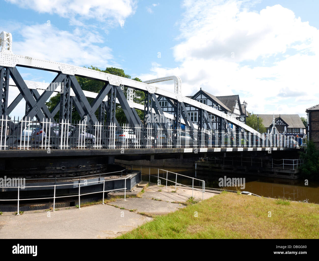 Le pont de la ville sur la rivière Weaver à Northwich Cheshire UK Banque D'Images