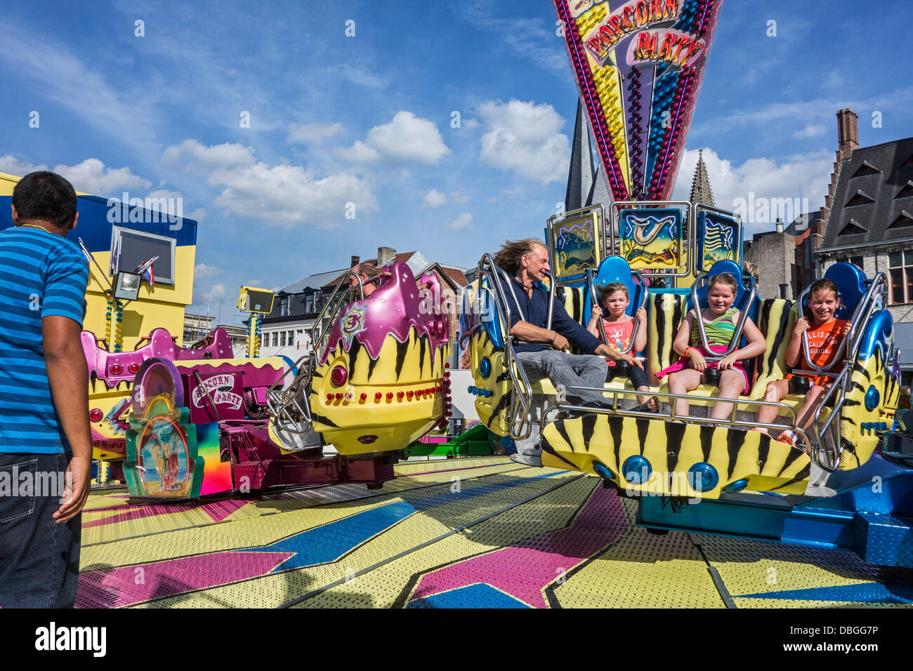 Père avec les enfants visiter fairground attraction à voyager fête foraine et voyager fun fair Banque D'Images
