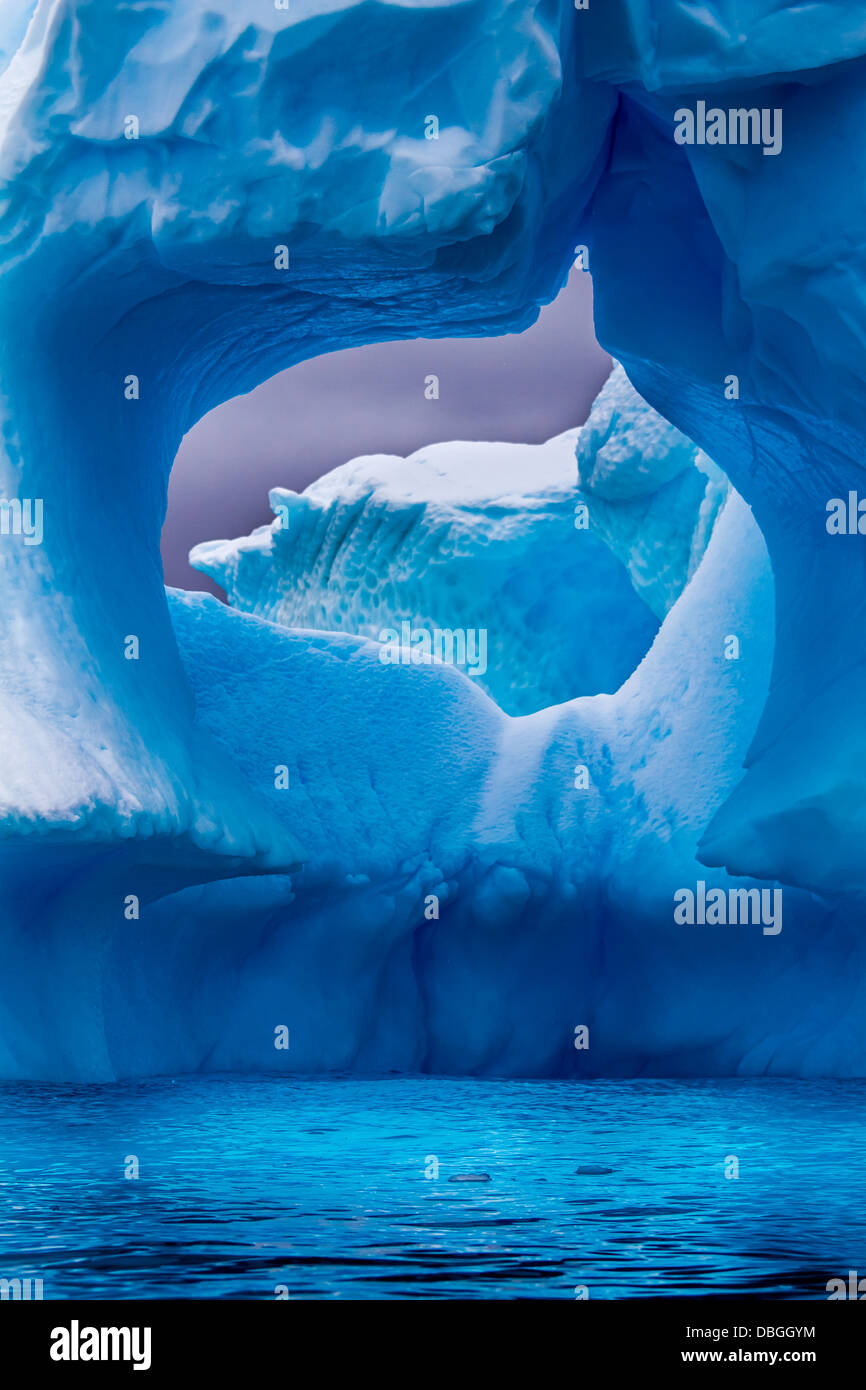 Iceberg sculpture, Péninsule Antarctique, l'Antarctique Banque D'Images