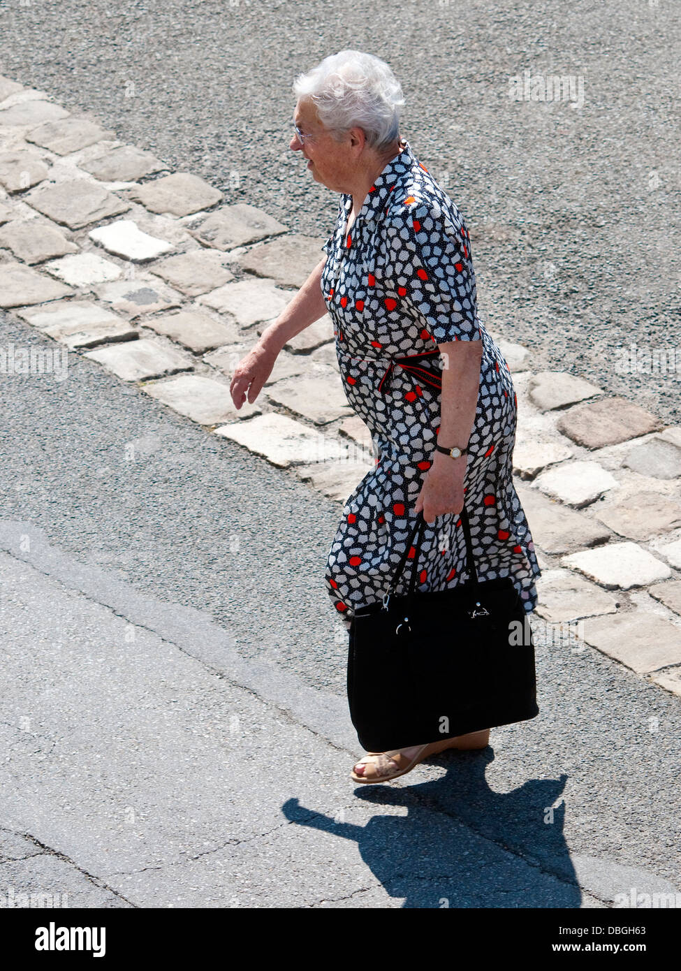 Vue de dessus de vieille femme marchant sur route - France. Banque D'Images