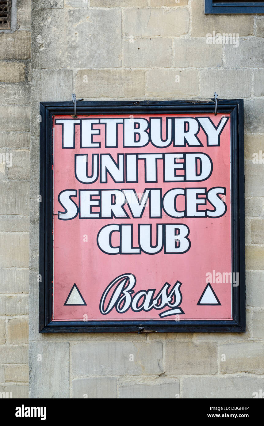 Ancien panneau rouge pour Tetbury United Services Club à Tetbury Gloucestershire Banque D'Images