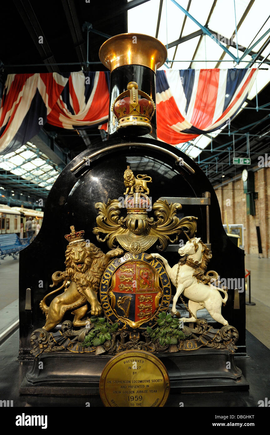 214 Gladstone train royal avec Royal Crest et jack drapeaux National Railway Museum York England uk Banque D'Images