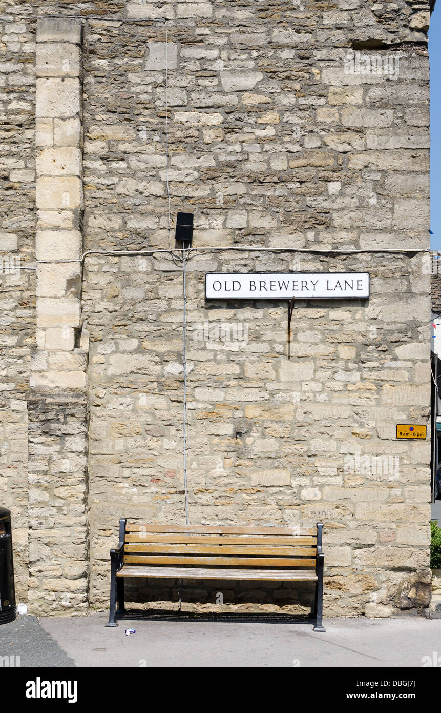 Plaque de rue pour l'ancienne brasserie Lane sur le mur d'un bâtiment en pierres, Tetbury Gloucestershire Banque D'Images