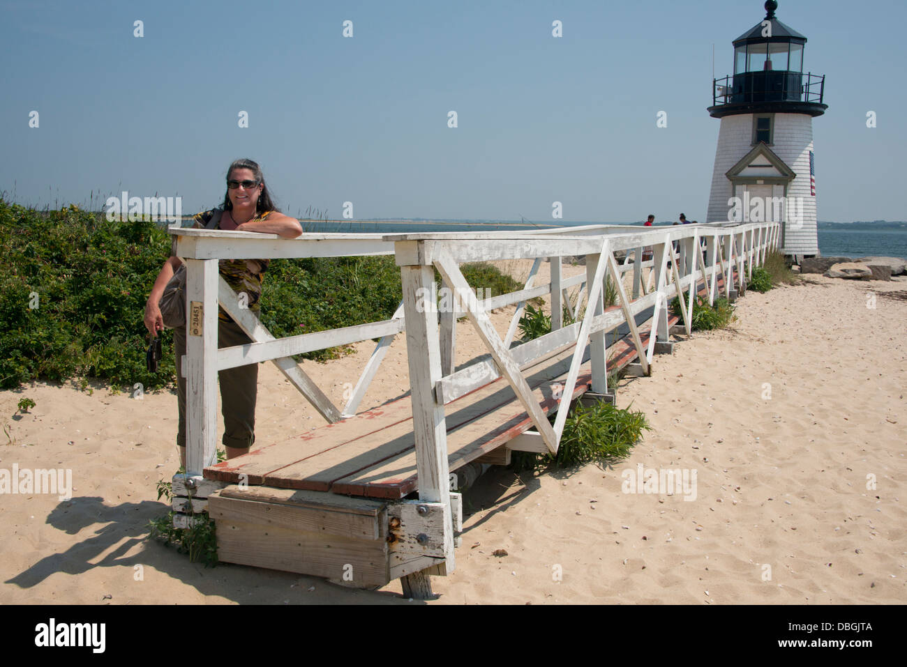 Le Massachusetts, Nantucket. Promenade en bois ancien à Brant Point Lighthouse, le deuxième plus ancien phare dans le nous. Banque D'Images