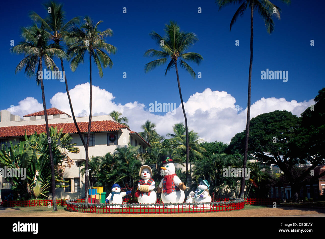 Hawaii, Noël Bonhomme de la famille occupe et décorations, Honolulu Hale (Hôtel de Ville), l'île d'Oahu, Hawaii, USA, United States Banque D'Images