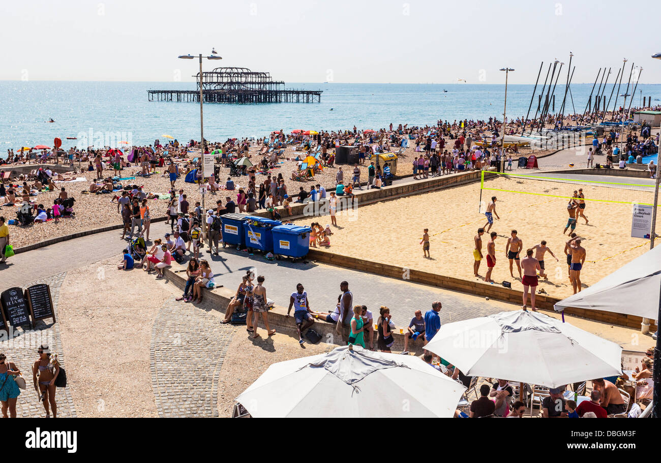 La plage et le front de mer animé, Brighton, East Sussex, England, UK Banque D'Images