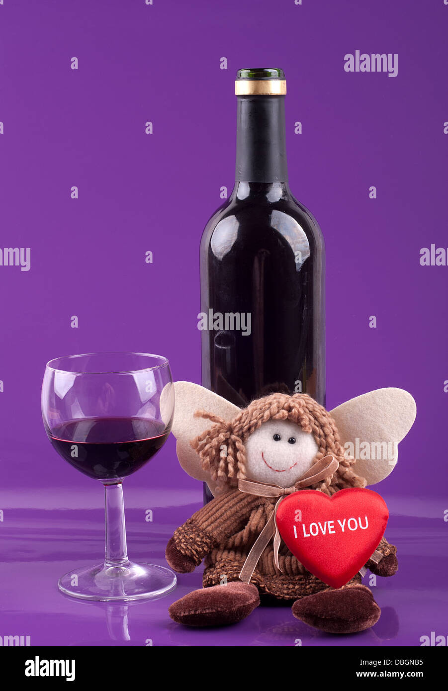 Dans un verre de vin, une bouteille de vin,ange et un coeur avec les mots  je t'aime Photo Stock - Alamy