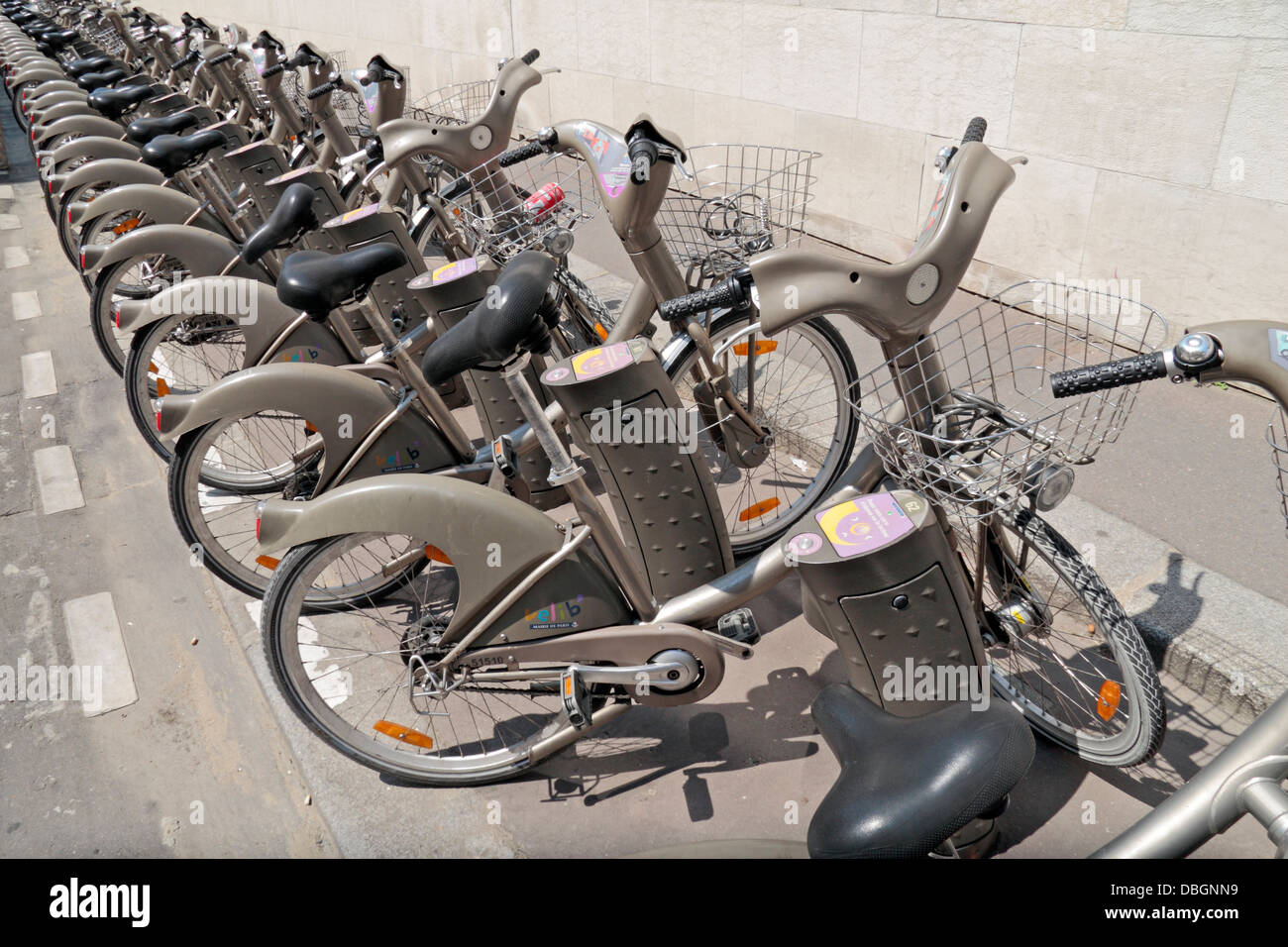 Un rack de la location de vélos Velib' sur un stand à Paris, France. Banque D'Images