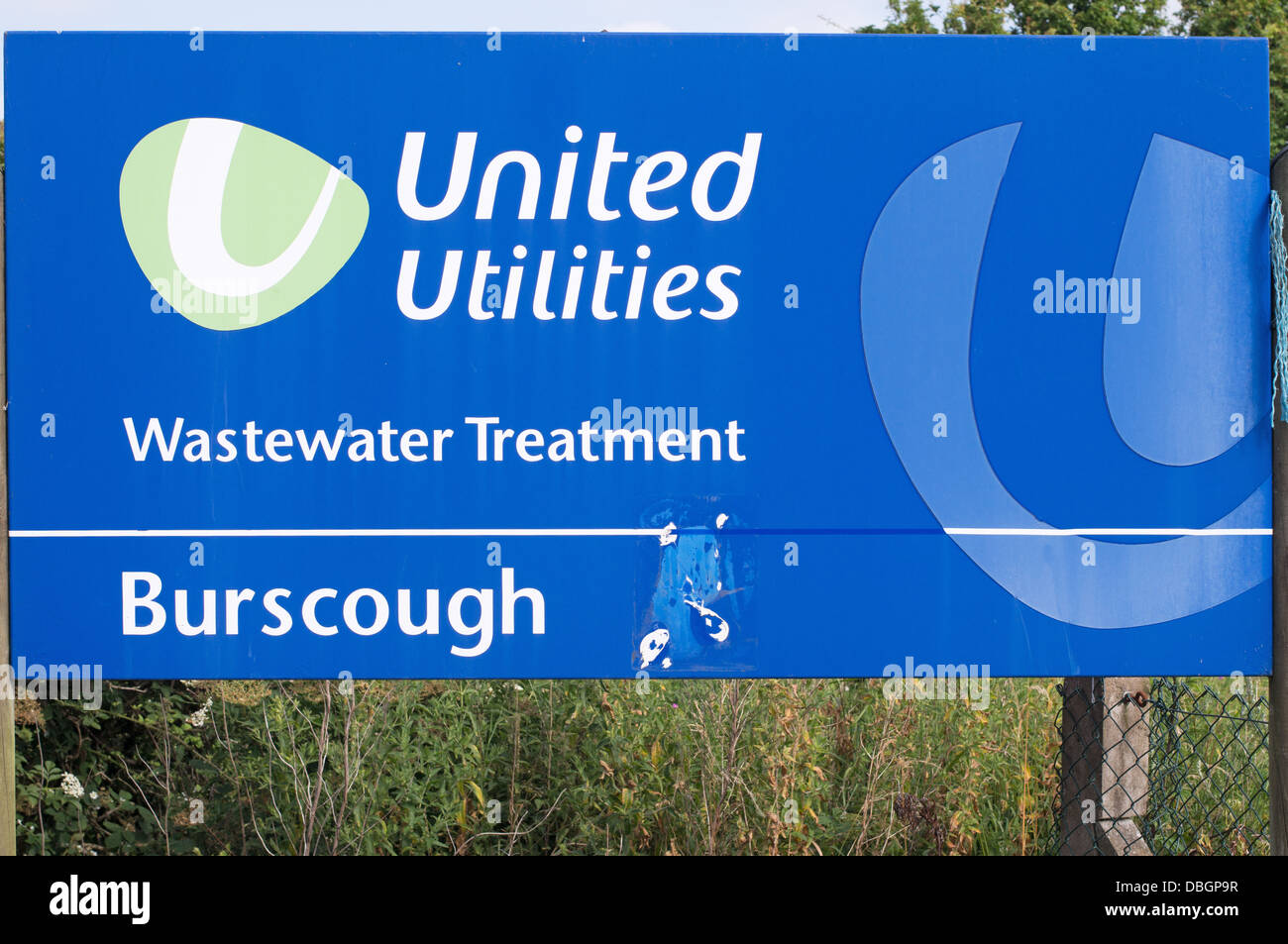 United Utilities signe en Burcough usine de traitement des eaux usées, Lancashire, au nord ouest de l'Angleterre, Royaume-Uni Banque D'Images United Utilities signe en Burcough usine de traitement des eaux usées, Lancashire, au nord ouest de l'Angleterre, Royaume-Uni Banque D'Images