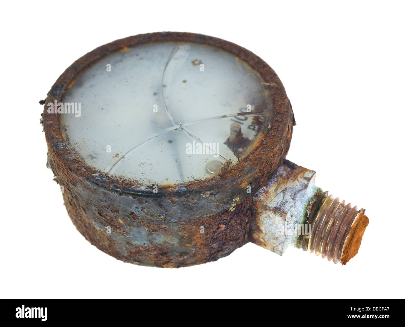 Un vieux manomètre d'eau qui a une plaque de face en verre craquelé et logement rouillé sur un fond blanc. Banque D'Images