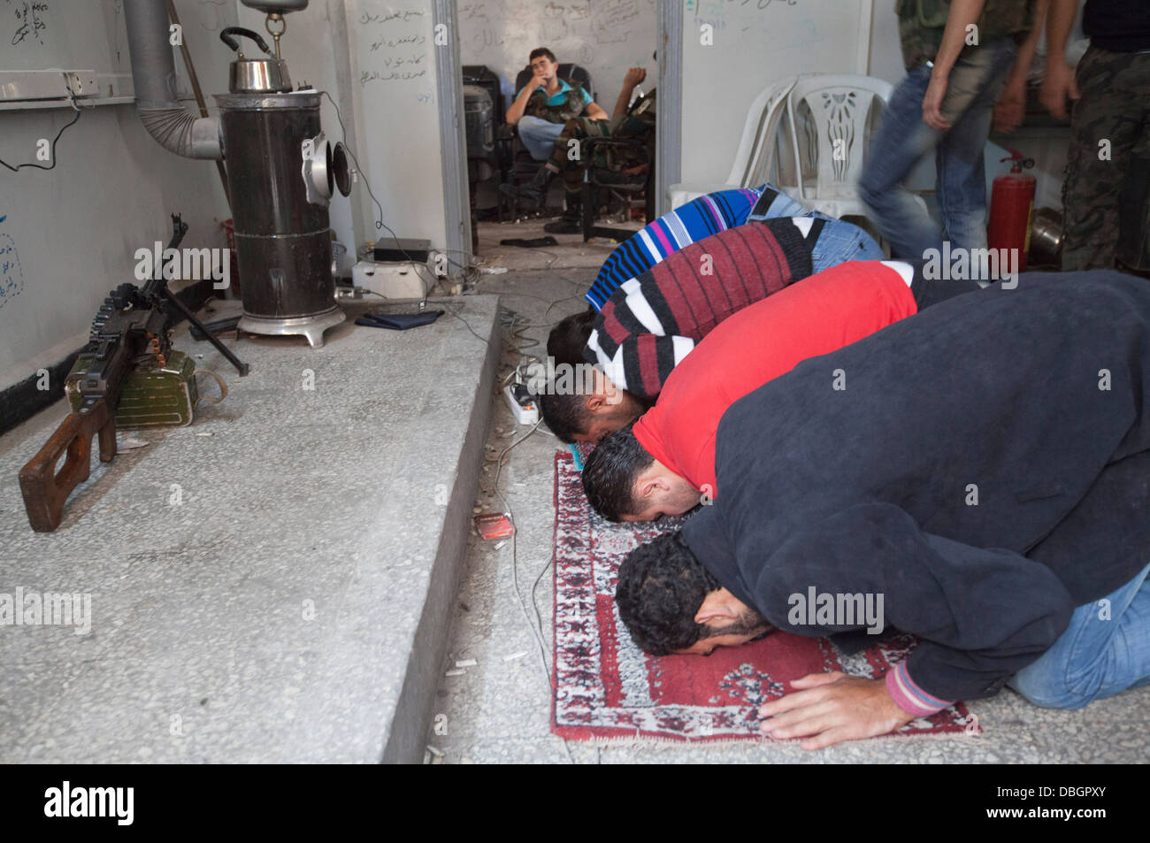 Les rebelles de l'Armée syrienne libre prier ensemble. Banque D'Images