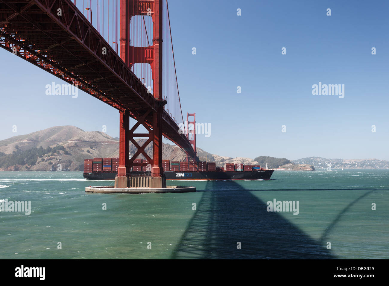 Le porte-conteneurs entièrement chargé passe sous le Golden Gate Bridge Banque D'Images