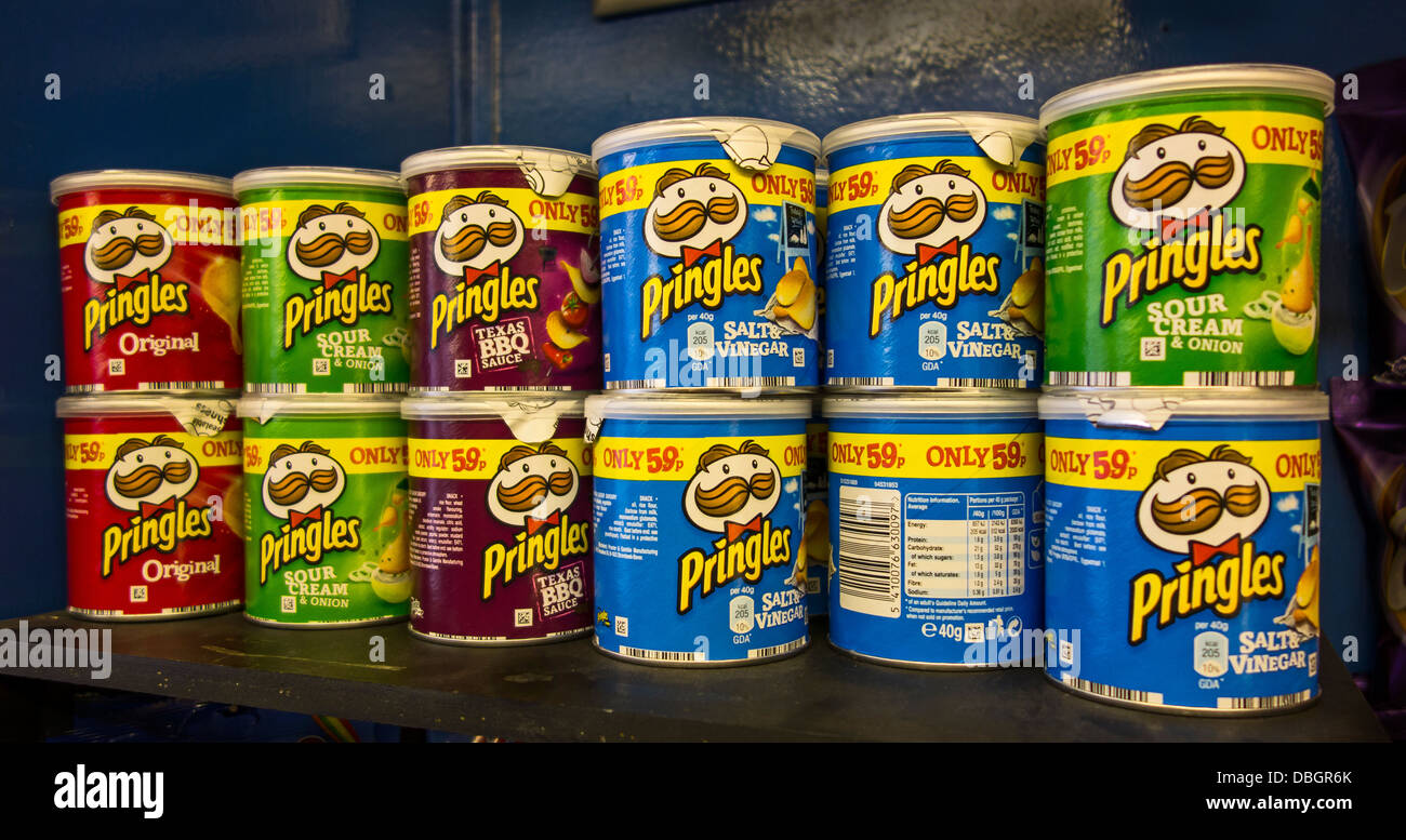 Les chips Pringles Snacks Corner Shop Display Banque D'Images