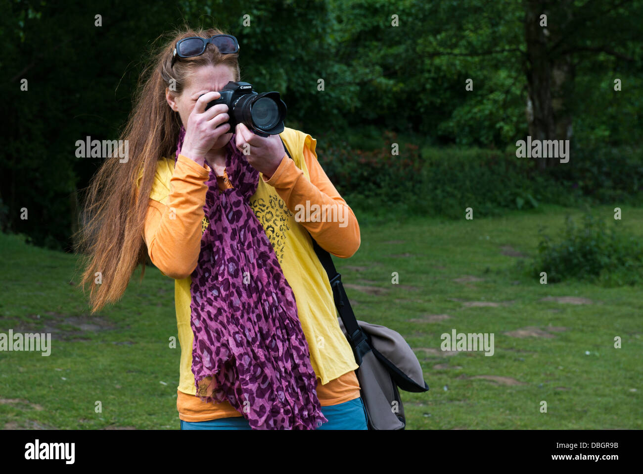 Parution du modèle d'un photographe de l'image photographiée sur l'emplacement dans le Peak District. Banque D'Images