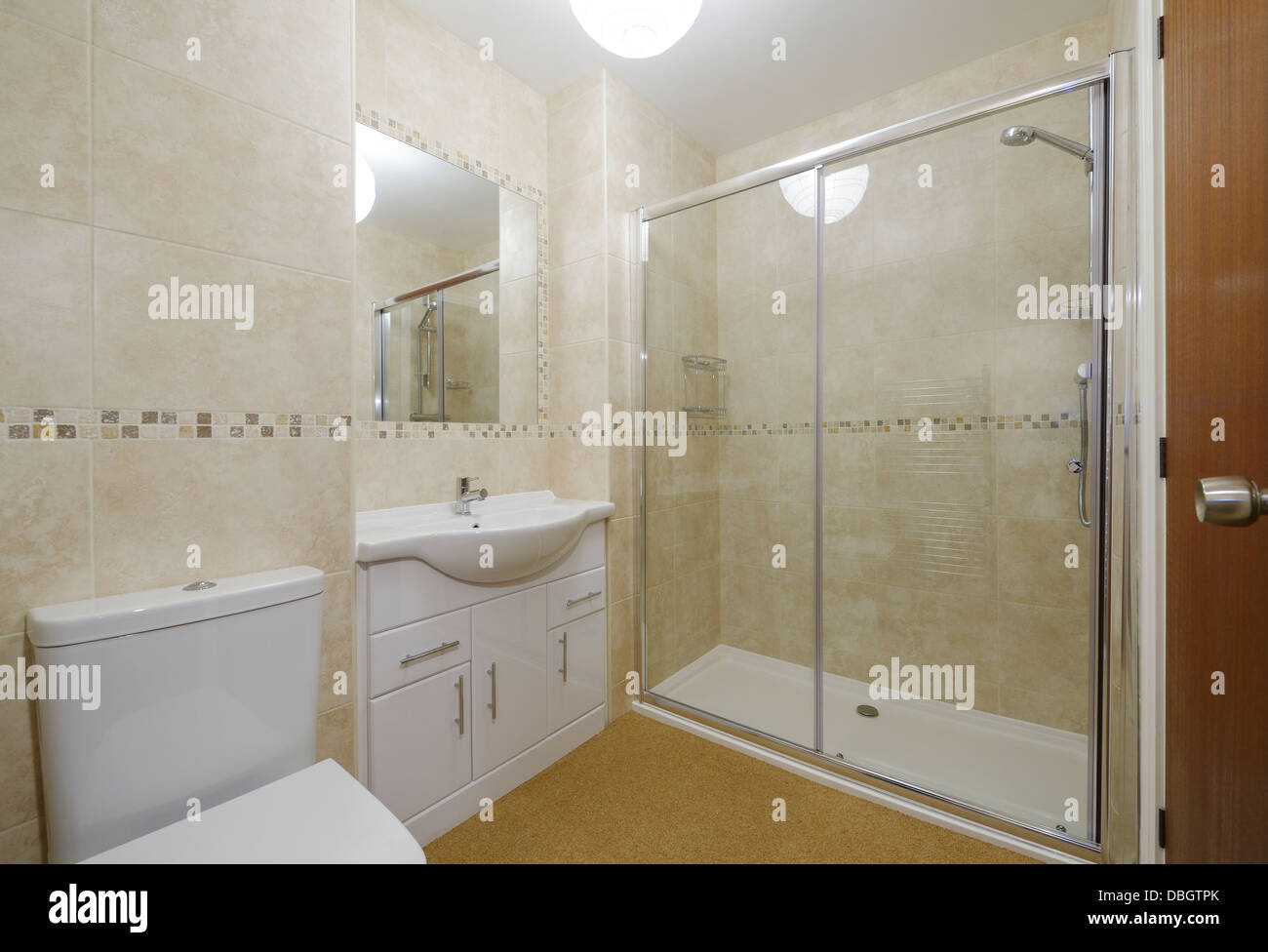 Petite salle de bains moderne avec toilettes Lavabo et douche Banque D'Images