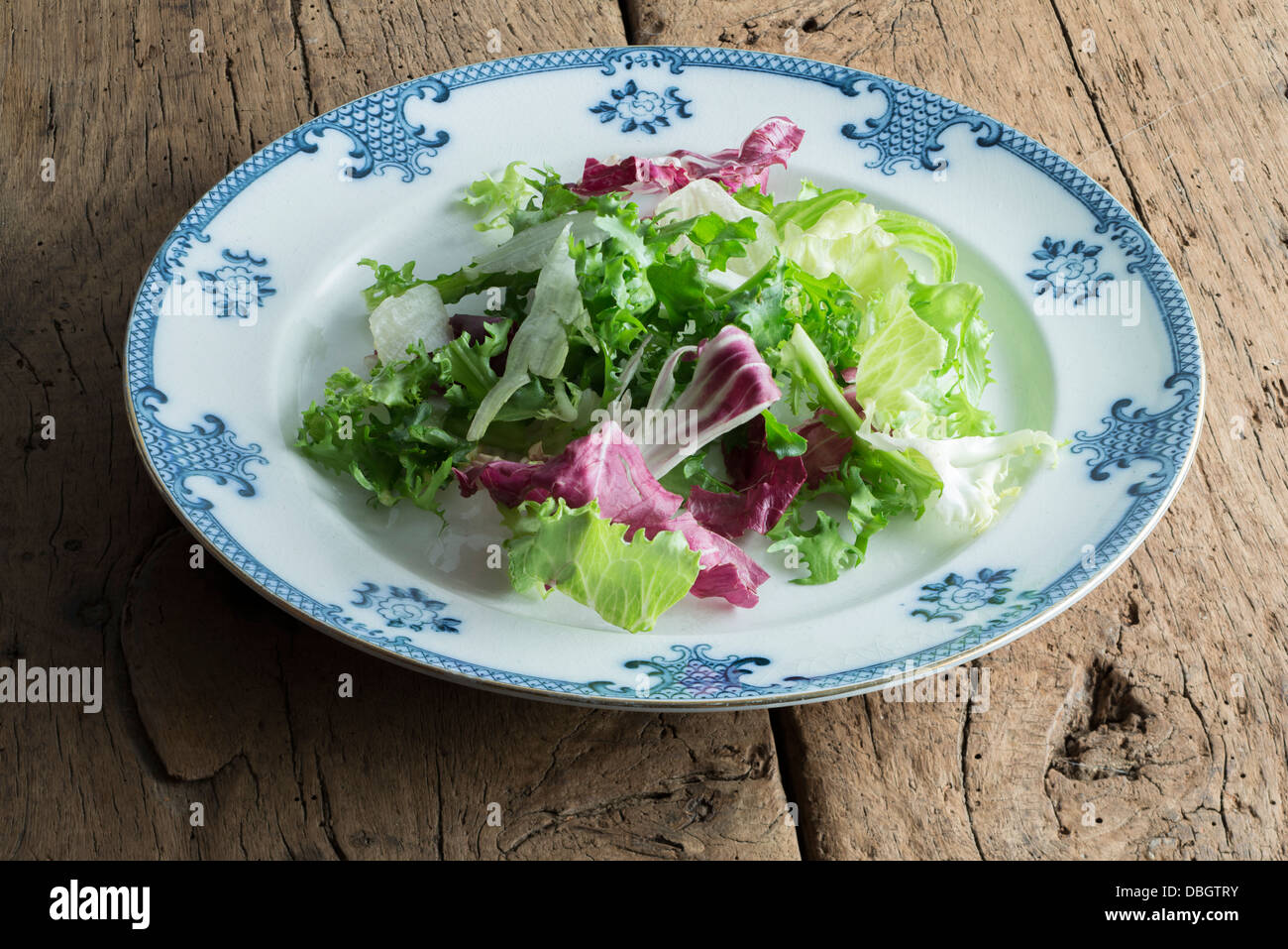 La nourriture fraîche salade de légumes comestibles locales saines EN SIMPLE SALADE DE POMMES DE TERRE SUR UNE ASSIETTE DE PÂTES DE FRUITS FROMAGE CHOU-FLEUR Banque D'Images