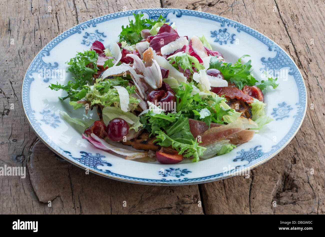 La nourriture fraîche salade de légumes comestibles locales saines EN SIMPLE SALADE DE POMMES DE TERRE SUR UNE ASSIETTE DE PÂTES DE FRUITS FROMAGE CHOU-FLEUR Banque D'Images