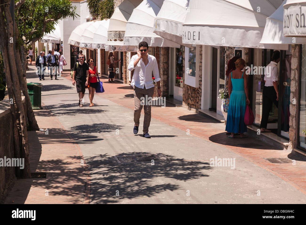 Promenade dans le passé, les acheteurs boutiques à Capri. Banque D'Images