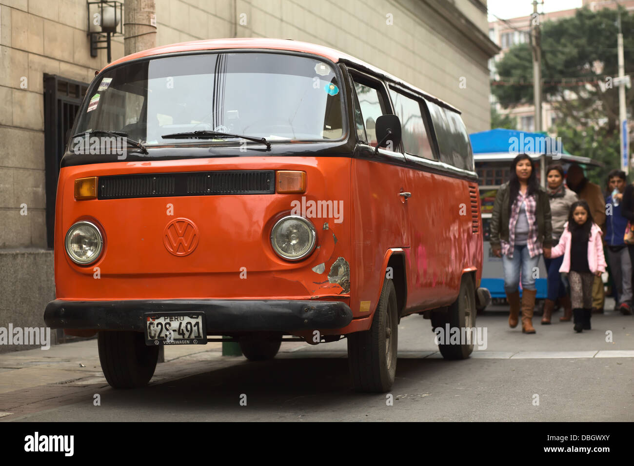 Vieux Bus Volkswagen de couleur orange dans une petite rue dans le quartier de Miraflores à Lima, Pérou Banque D'Images