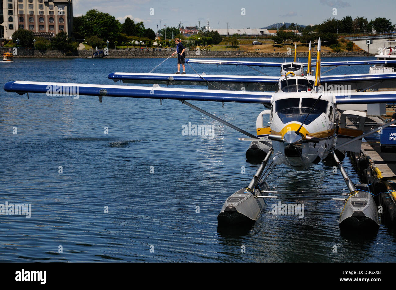 Un employé lave l'aile d'un hydravion. , Victoria, île de Vancouver, Colombie-Britannique, Canada - Banque D'Images