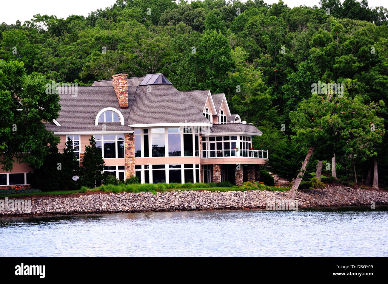 Manoir sur Smith Mountain Lake, comté de Franklin, en Virginie. C'est le plus grand lac artificiel de l'état. Banque D'Images