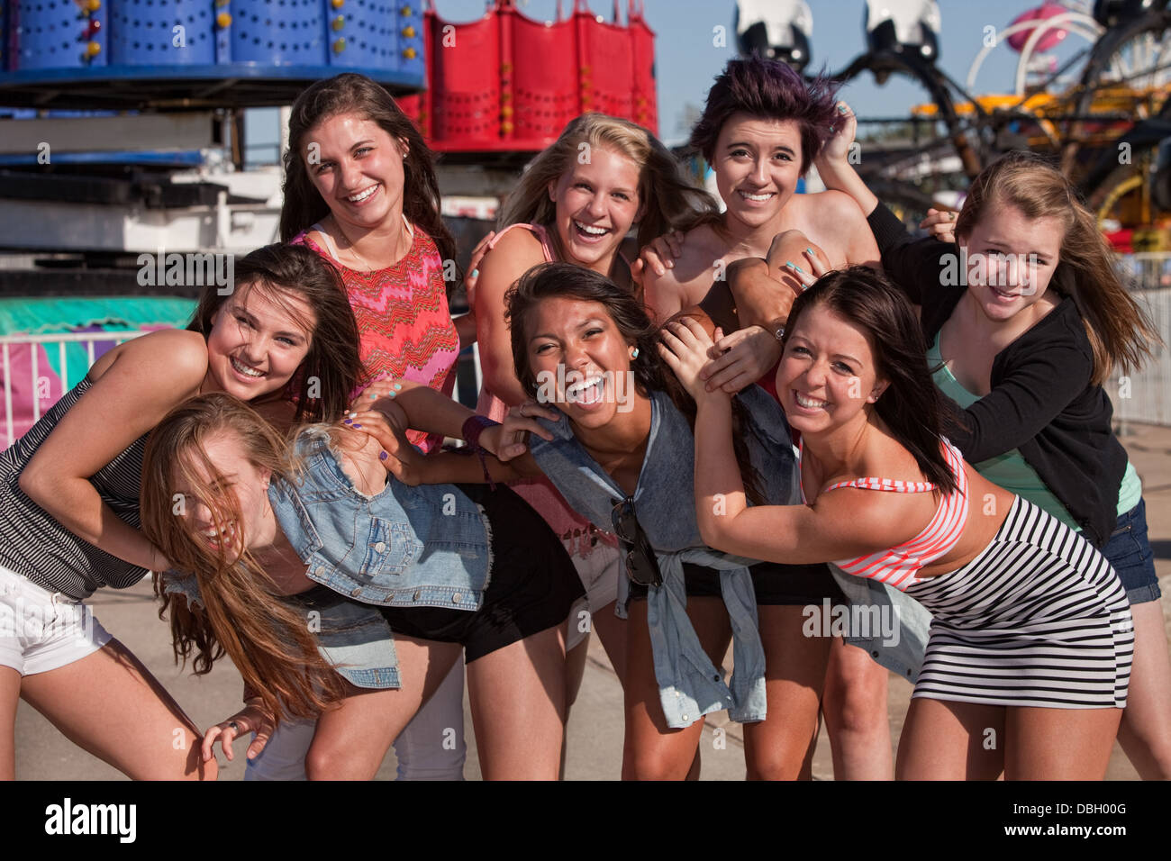 Groupe d'adolescents élégant à un carnaval Banque D'Images