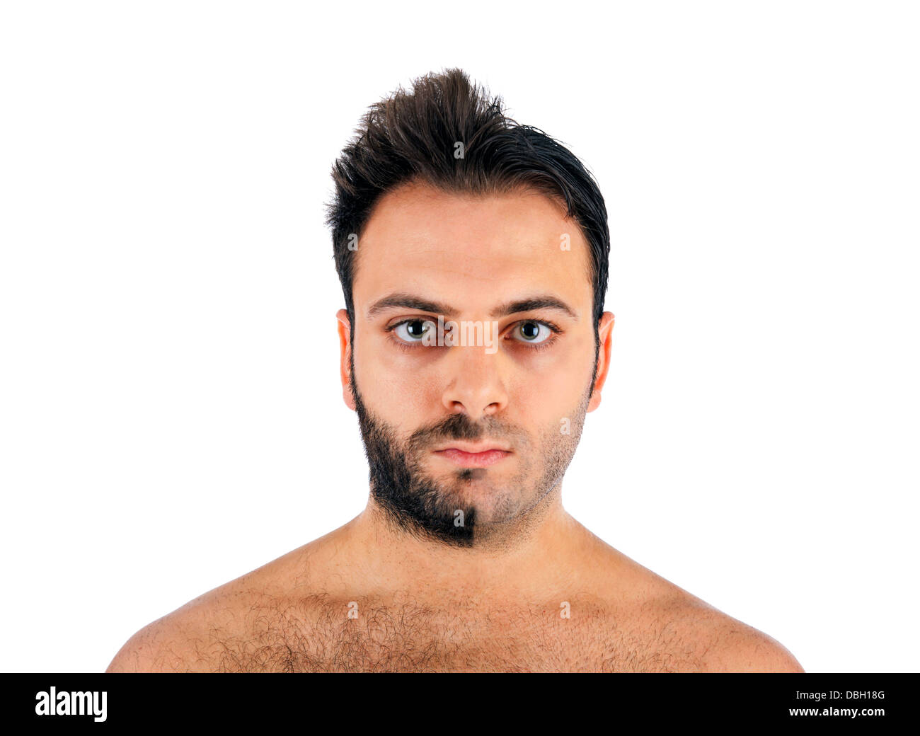 Un jeune homme avec une barbe sur la moitié du visage sur fond blanc ...