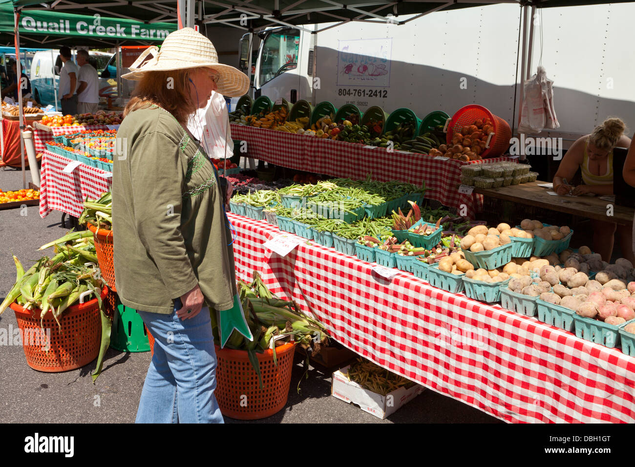 Femme parcourt des légumes frais au marché de fermiers - Washington, DC USA Banque D'Images