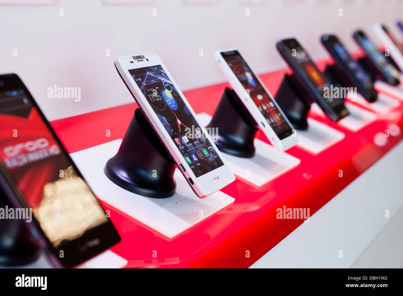 Les téléphones mobiles sur l'affichage à Verizon store - USA Banque D'Images