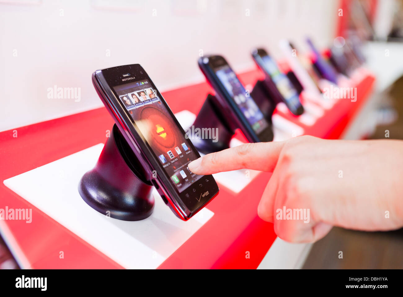 Les téléphones mobiles sur l'affichage à Verizon store - USA Banque D'Images