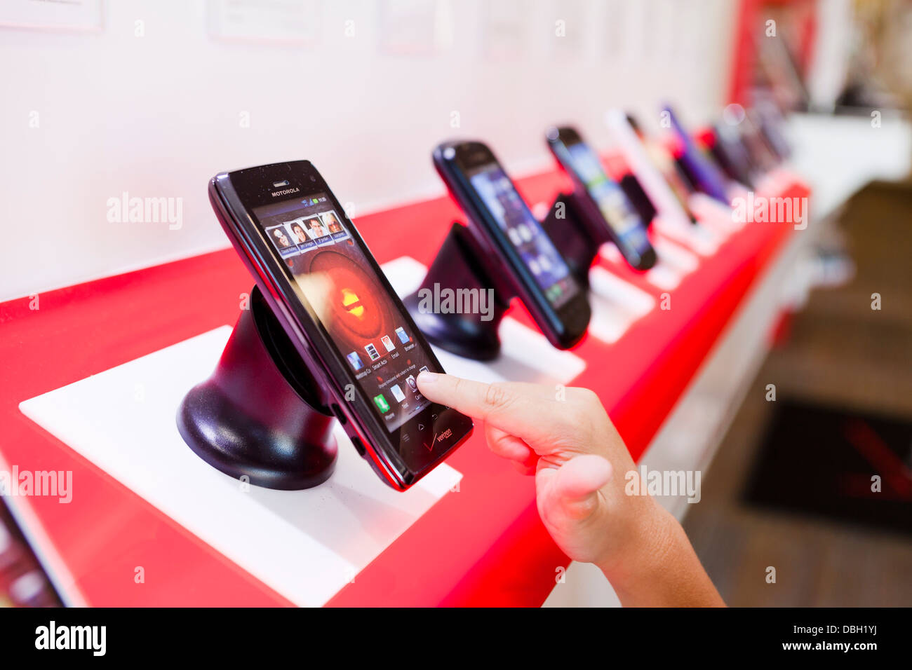 Les téléphones mobiles sur l'affichage à Verizon store - USA Banque D'Images