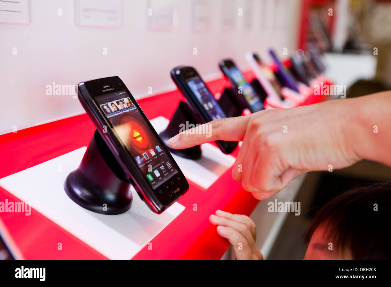 Les téléphones mobiles sur l'affichage à Verizon store - USA Banque D'Images