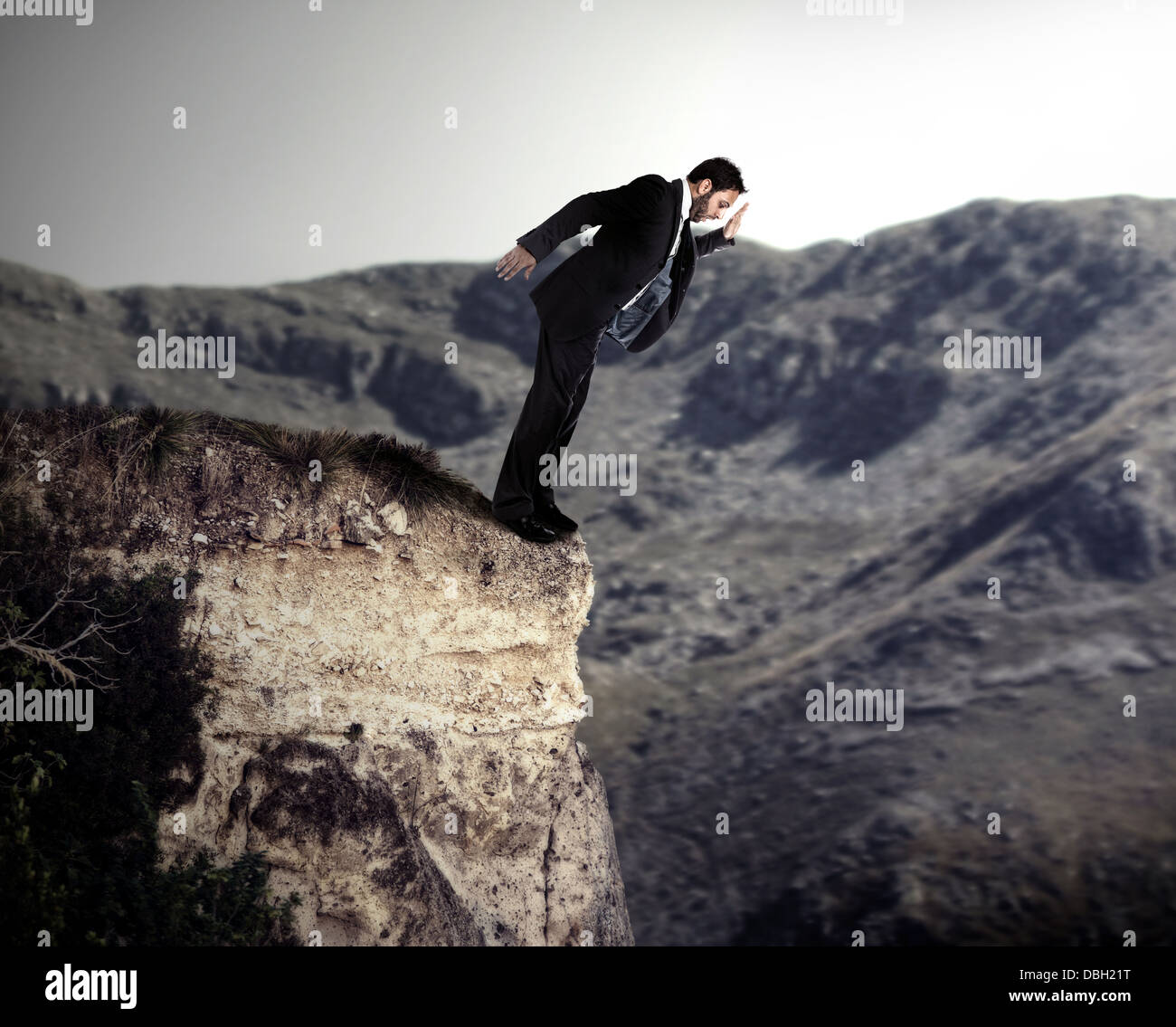 Jeune homme tombe de la falaise. Banque D'Images