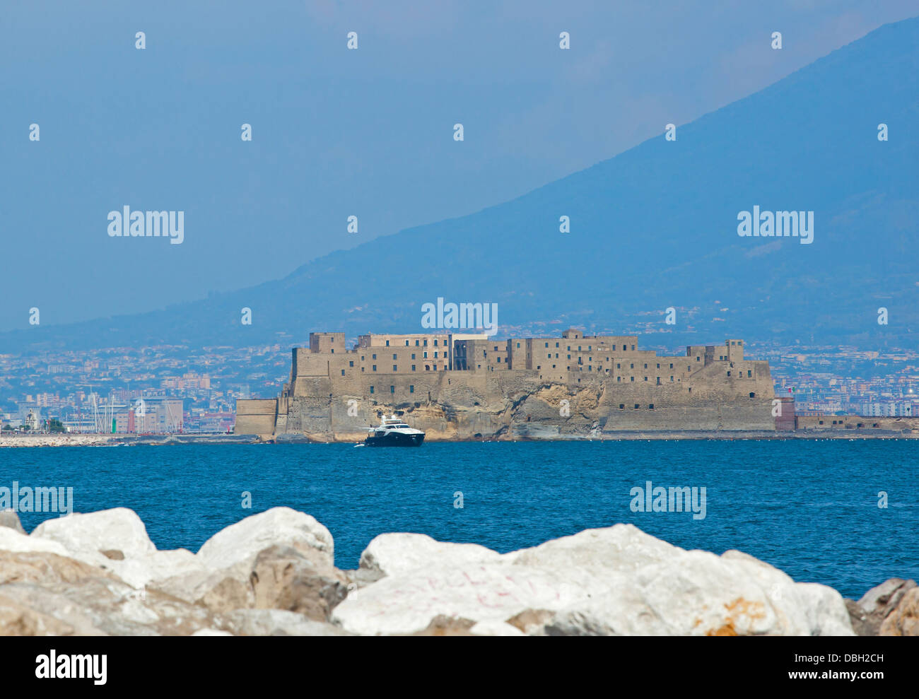 Castel dell'Ovo forteresse d'âge moyen dans la baie de Naples Banque D'Images