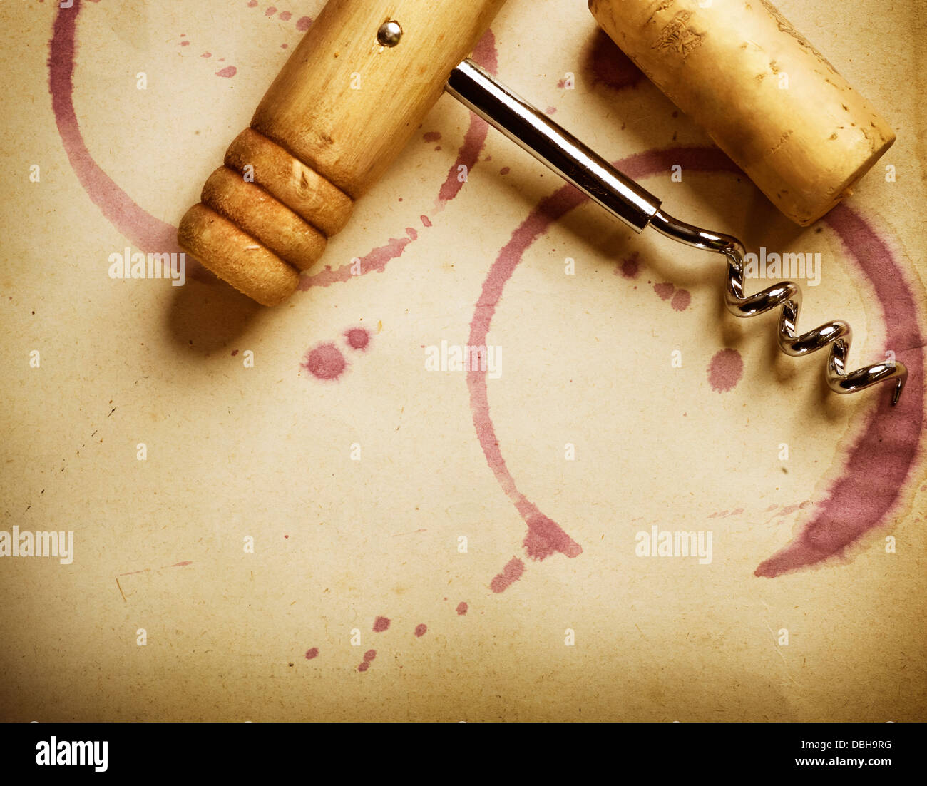 Fond de vin. Bouchon à vin, tire-bouchon et taches sur le vin rouge Banque D'Images