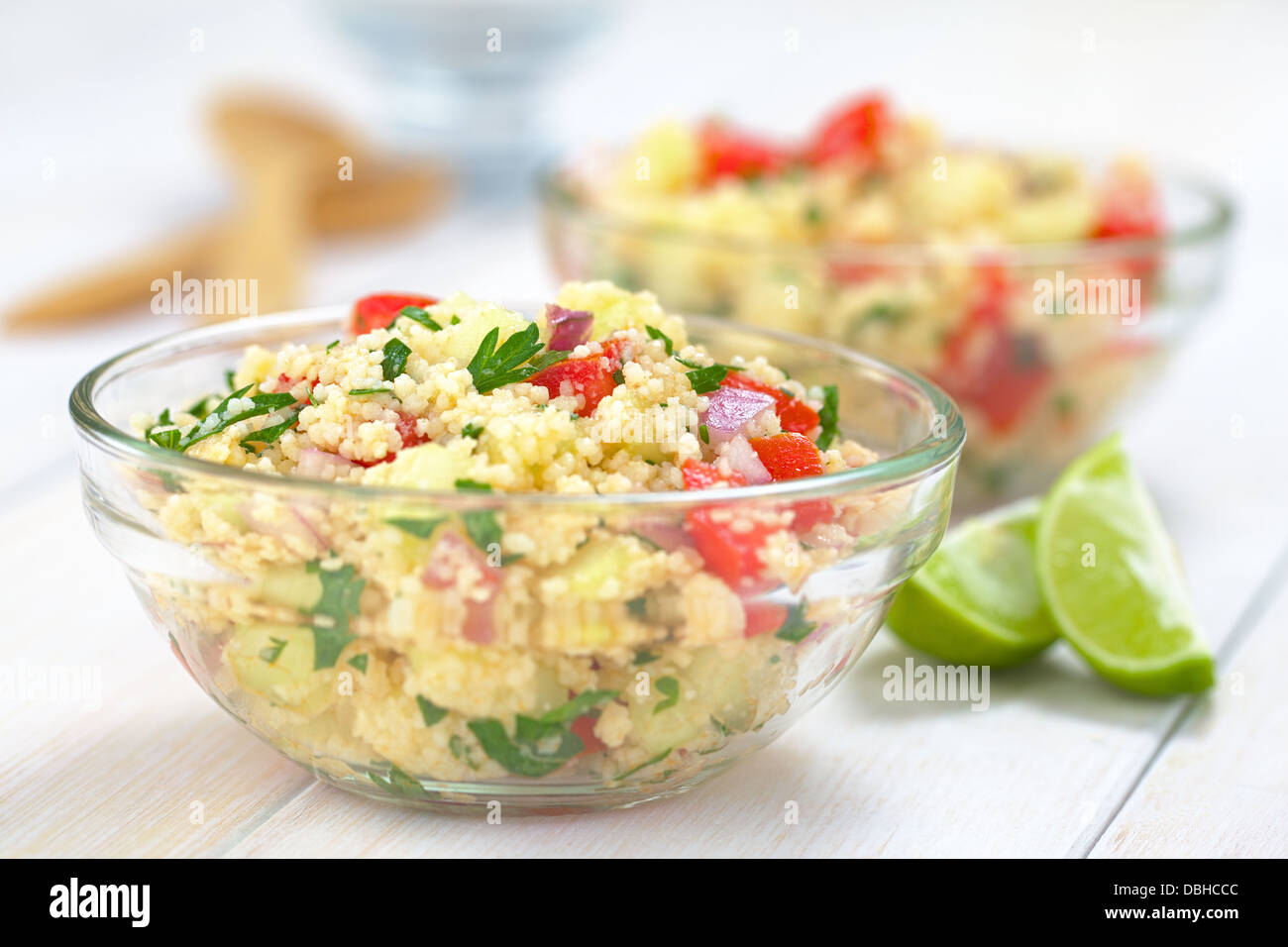 Taboulé maison, une salade végétarienne d'Arabie fait de couscous, tomates, concombres, oignons, ail, persil et jus de citron Banque D'Images