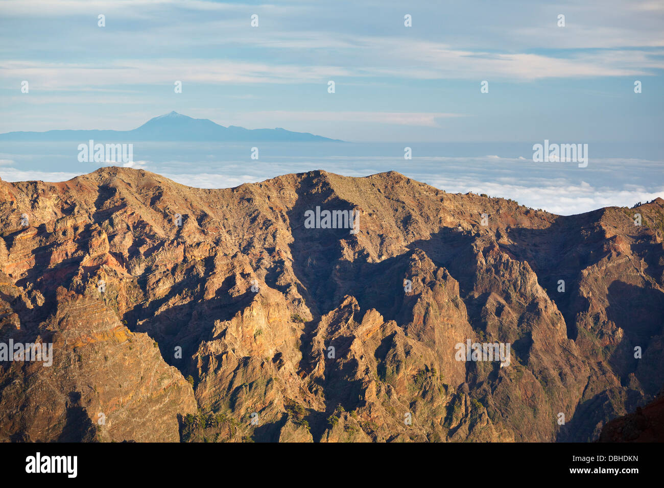 Vue sur la Caldera de Taburiente à La Palma, Espagne, Ténérife vu de Roque de los Muchachos. Banque D'Images