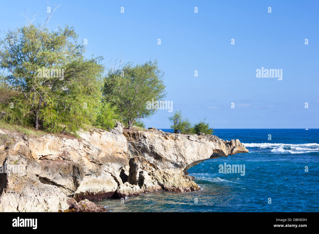 Falaise en surplomb sur la côte sud de Kauai, Hawaii. Banque D'Images