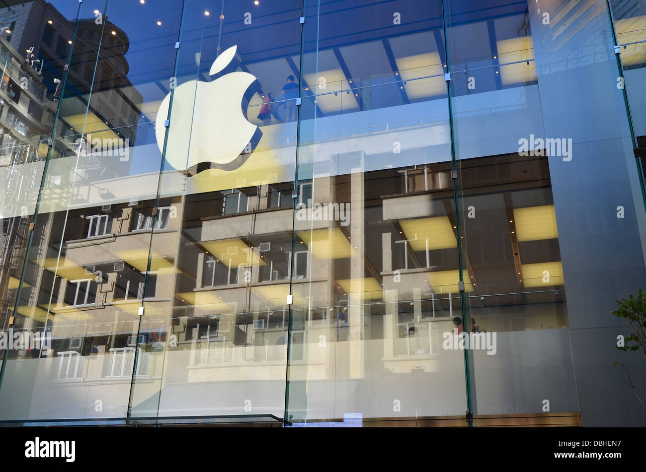 L'extérieur de l'Apple Store à Causeway Bay, Hong Kong, avec sa célèbre allumé logo Apple. Banque D'Images