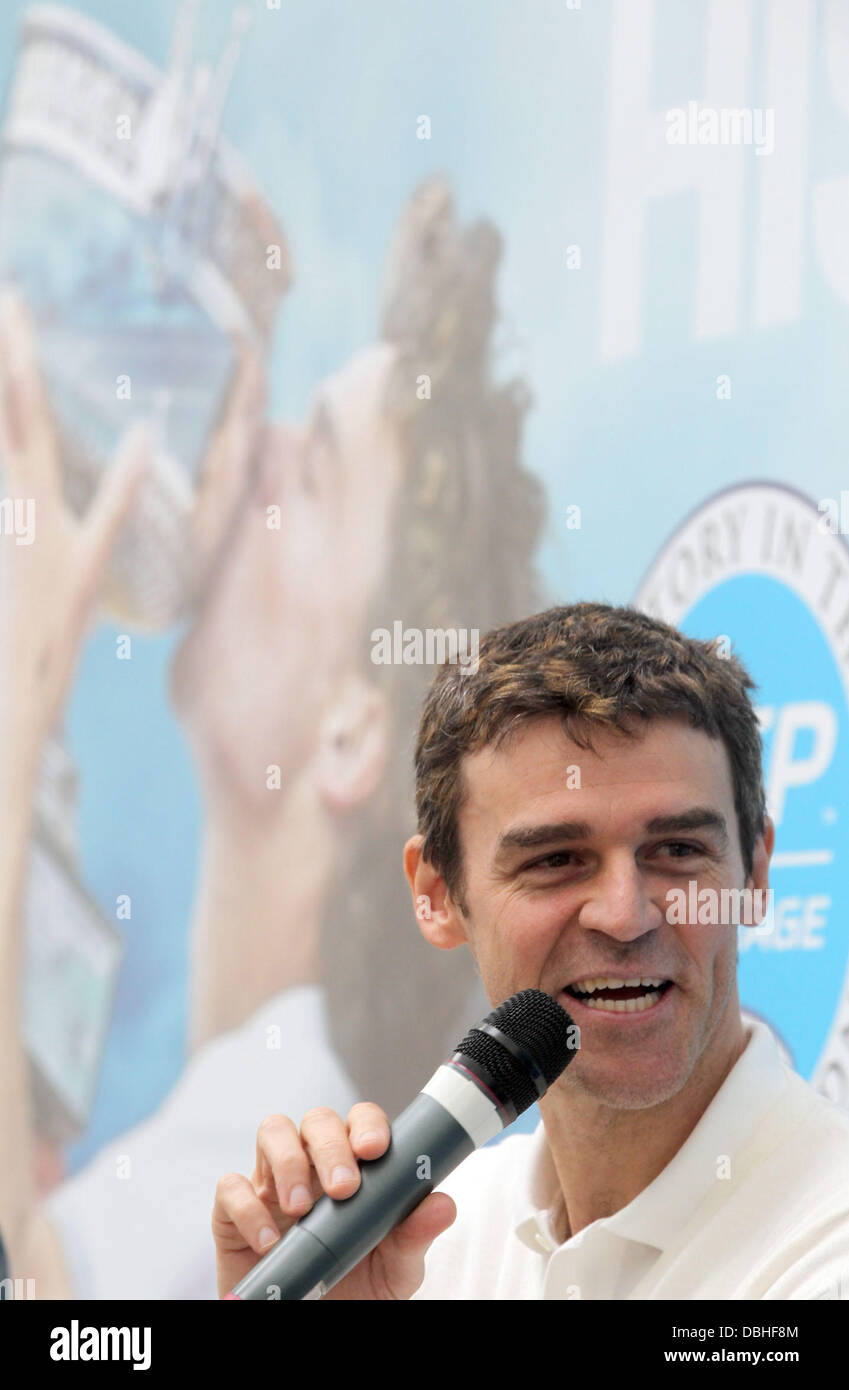 Sao Paulo, Brésil. 30 juillet, 2013. Ancien joueur de tennis brésilien Gustavo Kuerten au cours d'une conférence de presse au Centre Culturel de bureau de poste à Sao Paulo, Brésil, le 30 juillet 2013. Guga a été honoré par l'ATP Liste du patrimoine mondial étant donné les grands noms de l'histoire du tennis qui ont entraîné le classement de l'Association des professionnels de tennis (ATP). Photo : WERTHER SANTANA/CONTUEUDO ESTADAO/dpa/Alamy Live News Banque D'Images