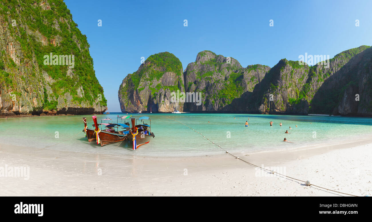Plage tropicale avec des bateaux au milieu des rochers. L'île de Phi Phi, Thaïlande Banque D'Images