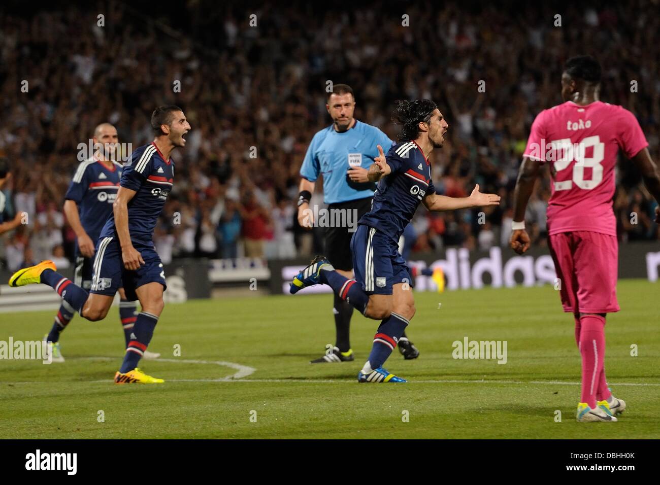 Lyon, France. 30 juillet, 2013. Joie de Milan Bisevac (Lyon) célèbre son but durant le troisième tour de la Ligue des Champions match de qualification entre Lyon et les sauterelles de l'Office de stade de Gerland. Credit : Action Plus Sport/Alamy Live News Banque D'Images