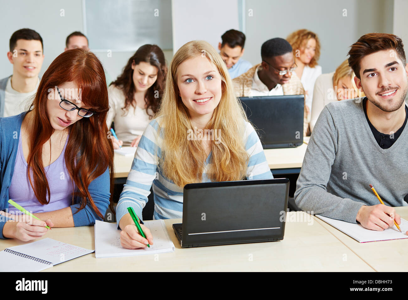 Les étudiants qui étudient à l'ordinateur portable dans la classe à l'université Banque D'Images