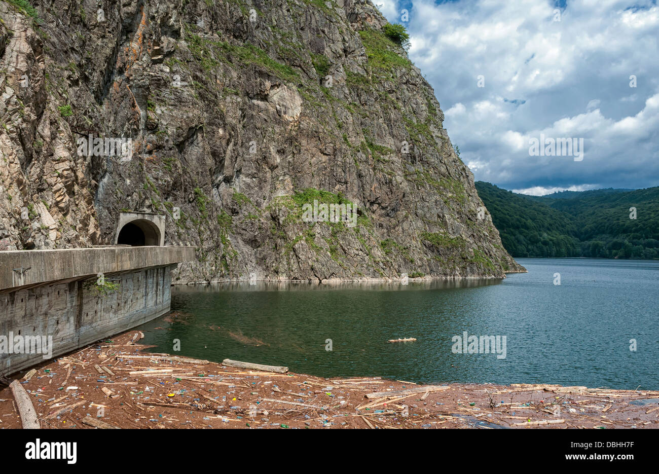 Paysage avec le lac de barrage de Vidraru à Fagaras Mountains en Roumanie Banque D'Images