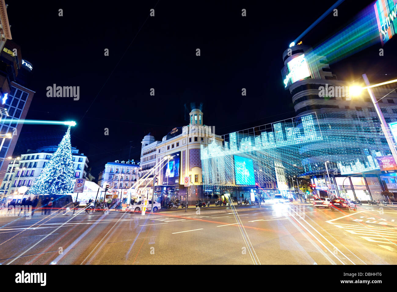 Le trafic à Callao Square avec string lights au moment de Noël. Madrid. L'Espagne. Banque D'Images